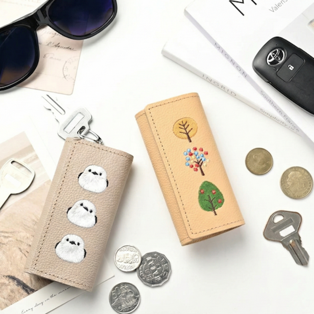 シマエナガとネコ 三つ折り キーケース 【 シュリンクレザー 刺繍 】 姫路レザー 本革