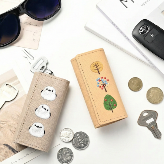 シマエナガとネコ 三つ折り キーケース 【 シュリンクレザー 刺繍 】 姫路レザー 本革