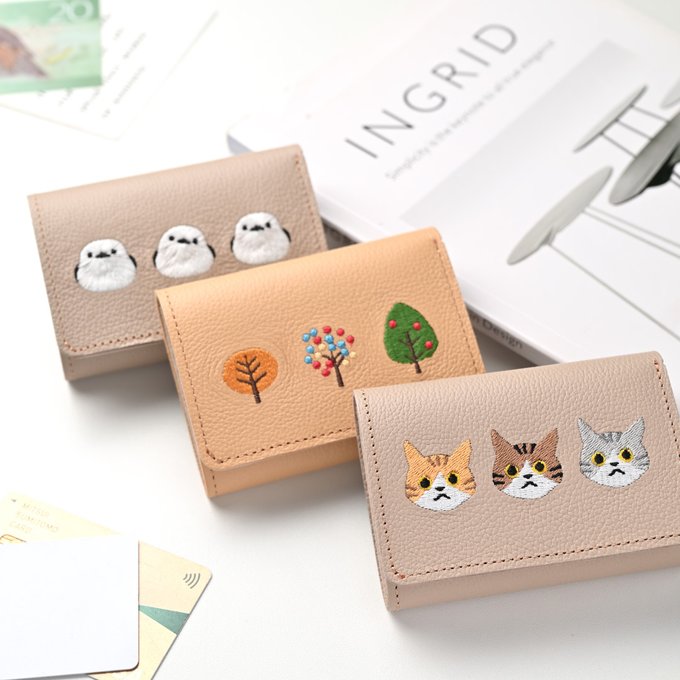 シマエナガとネコ シンプル 三つ折り財布 【 シュリンクレザー 刺繍 】 ミニ財布 ミニウォレット コンパクトウォレット 本革