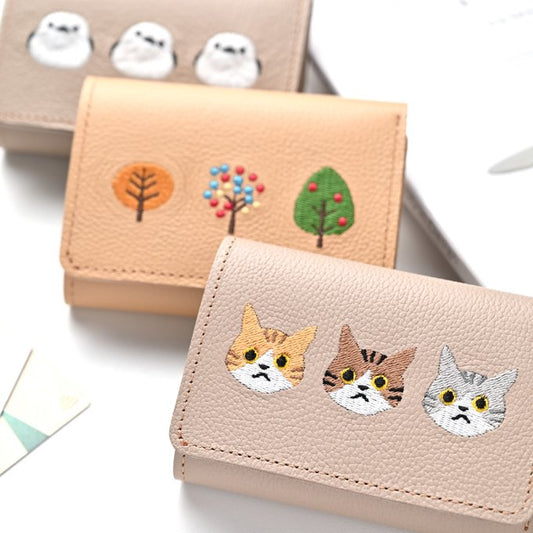 シマエナガとネコ シンプル 三つ折り財布 【 シュリンクレザー 刺繍 】 ミニ財布 ミニウォレット コンパクトウォレット 本革